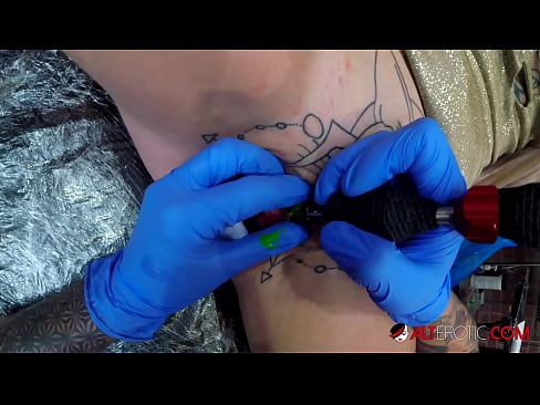 ❤️ Uiters getatoeëerde hottie Sully Savage het 'n tatoeëermerk op haar klitoris gekry ❤❌ Russiese pornografie by ons ❤
